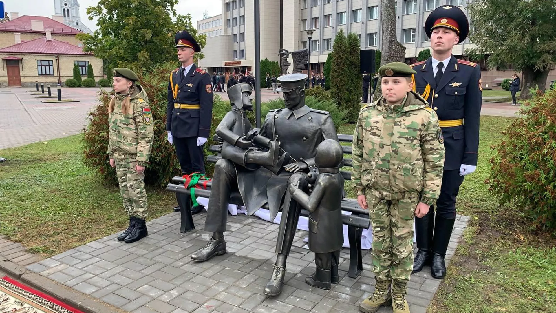 Монументально-декоративная скульптура «Дядя Степа — милиционер»